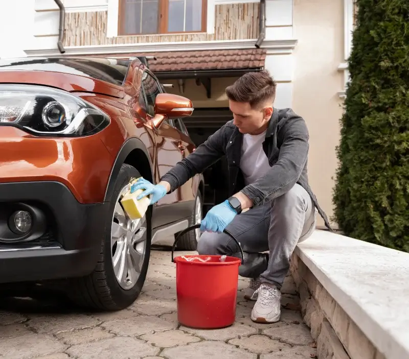 Lavage auto à domicile Louvres : professionnel intervenant sur un véhicule